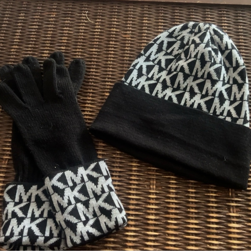 Black & white MK hat & glove set.